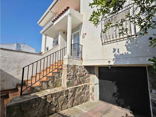 ESPECTACULAR CHALET PAREADO EN CASARRUBUELOS
