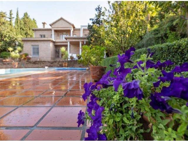 ESPECTACULAR CHALET VILLA INDEPENDIENTE
