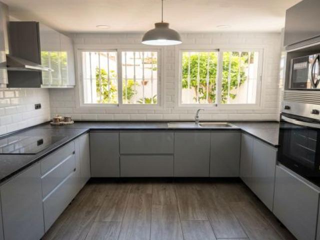 Espectacular Adosado con Solárium Privado y Vistas en La Reserva de Marbella