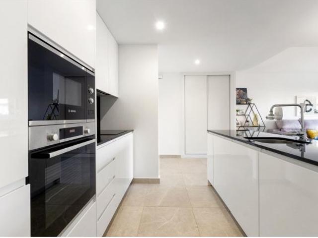 ESPECTACULAR APARTAMENTO CON LICENCIA TURISTICA. 2 DORM. 2 BAÑOS. GARAJE+TRASTERO. PISCINA