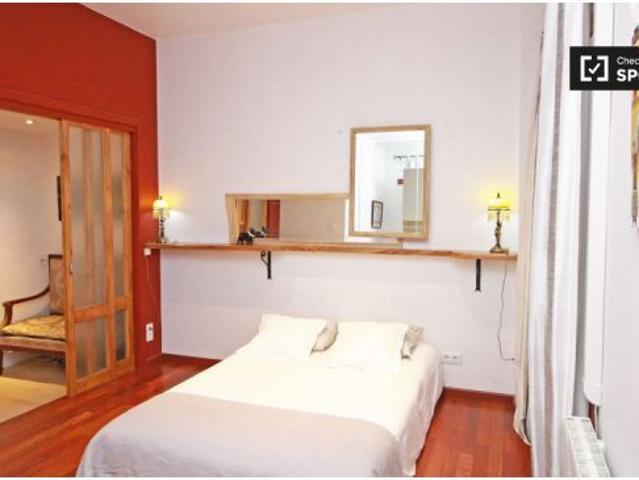 Espectacular apartamento de 2 dormitorios con aire acondicionado y balcón en alquiler en El Born