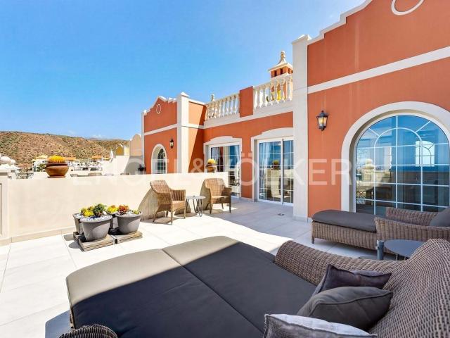 Espectacular ático con vistas panorámicas al mar y al Teide. 432m² Arona