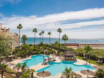 ESPECTACULAR ÁTICO EN URBANIZACIÓN CON ACCESO A UNA DE LAS MEJORES PLAYAS DE ESTEPONA