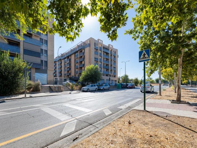 ¡Espectacular Ático Reformado con Gran Terraza, Vistas Despejadas y Urbanización Privada en Zona Norte Frente a Granaita ! ☀️️