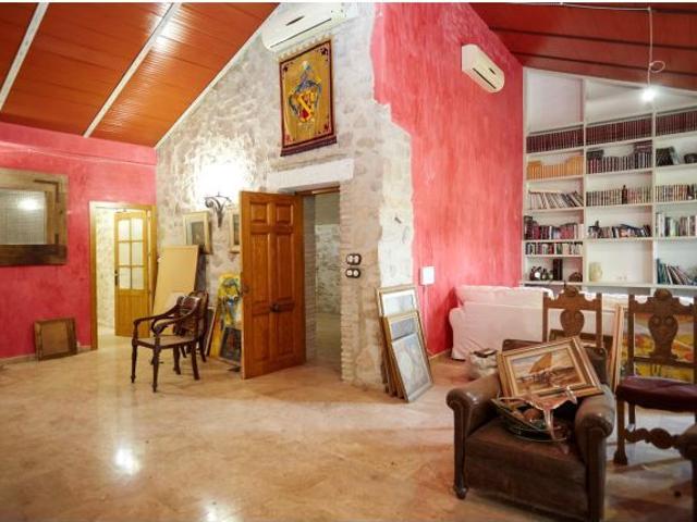 ESPECTACULAR FINCA CON CASAS Y OLIVAR CERCA DE JAÉN