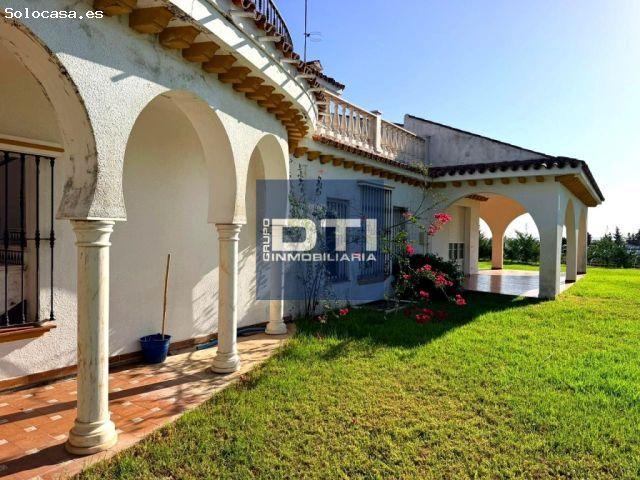 ESPECTACULAR FINCA CON 6 VIVIENDAS, PISCINA, AMPLIOS JARDINES Y VISTAS AL CAMPO ALJARAQUE