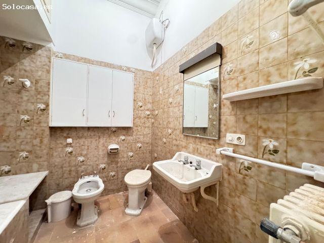 Espectacular local adaptado como vivienda, con garaje, patio, terraza y más de 200 m2
