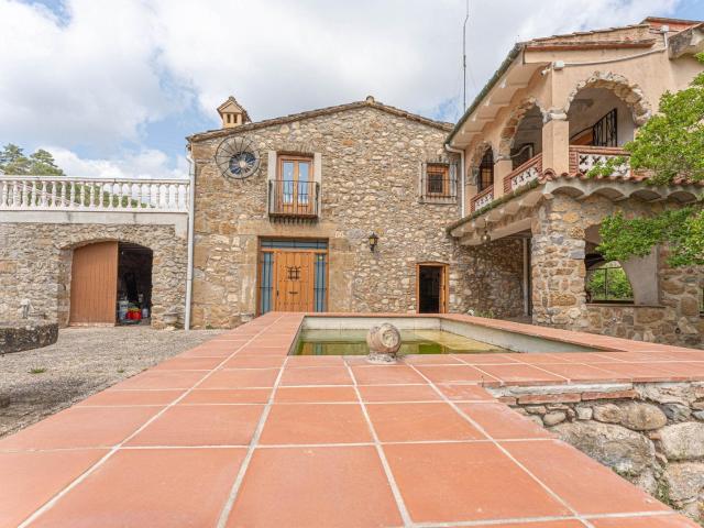 Espectacular masía de piedra completamente reformada, lista. 476m² Figueres