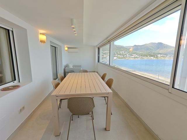 Espectacular pis reformat a primera línia de mar amb piscina per a tot el mes de juliol