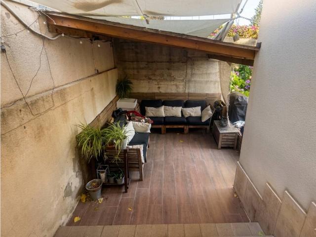 ESPECTACULAR PISO TIPO CASA CON TERRAZA Y SEMI NUEVO