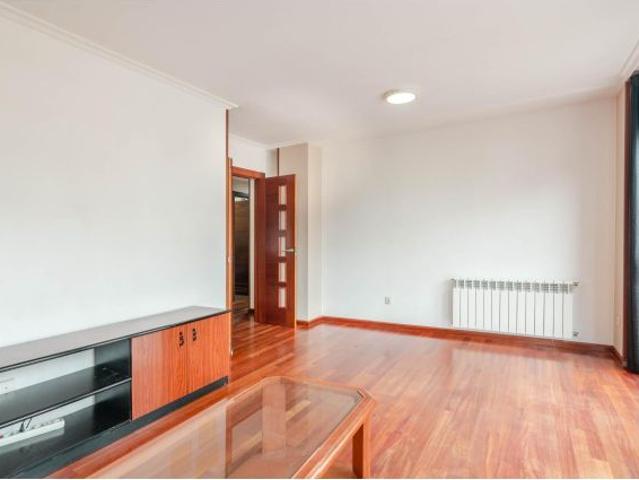 Espectacular piso, año 2008, con 3 h, dos baños, garaje y trastero en La Calzada Gijón, para entra