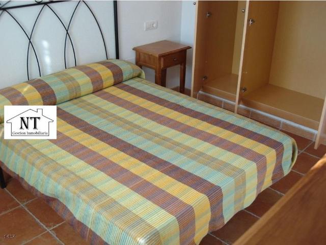 Espectacular piso de 2 dormitorios con garaje, piscina y pista de pádel en Los Pacos Fuengirola