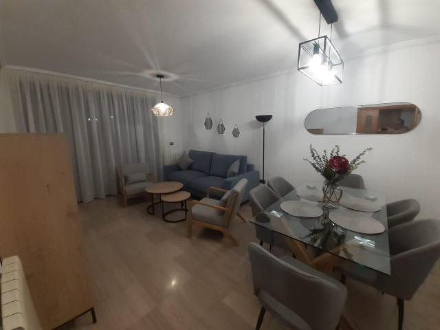 ESPECTACULAR PISO DE ALQUILER CON GRAN PATIO PRIVADO, PISCINA, COCHERA Y TRASTERO