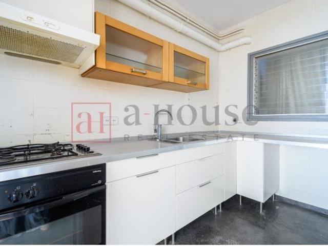 ESPECTACULAR PISO PARA REFORMAR CON BALCÓN EN LA DRETA DE L EIXAMPLE