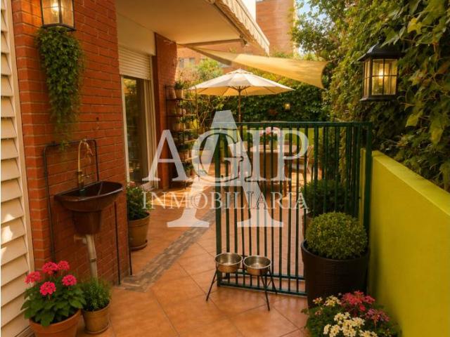 Espectacular planta baja esquinera con gran terraza, piscina, parking y a pocos minutos de la playa de Montgat