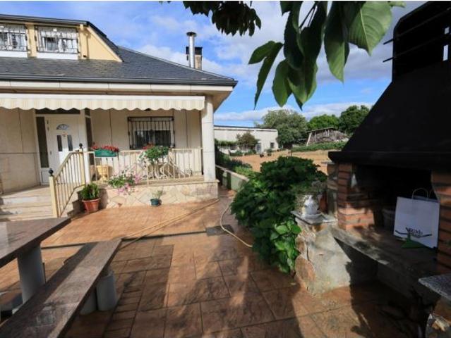 ¡Espectacular propiedad única en El Bierzo! Chalet con piscina, gran finca, viñedo y bodega