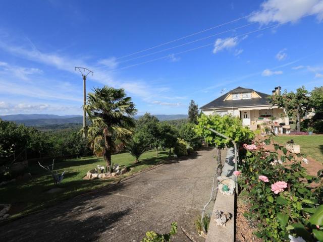 ¡Espectacular propiedad única en El Bierzo! Chalet con piscina, gran finca, viñedo y bodega