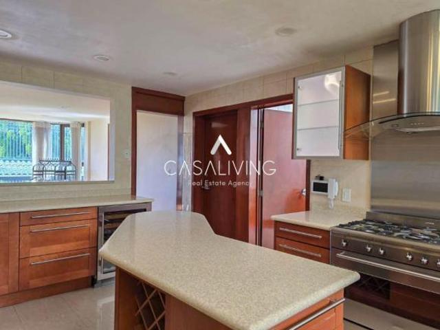 Espectacular residencia de esquina en venta: 515 m² de lujo, jardín y vistas verdes