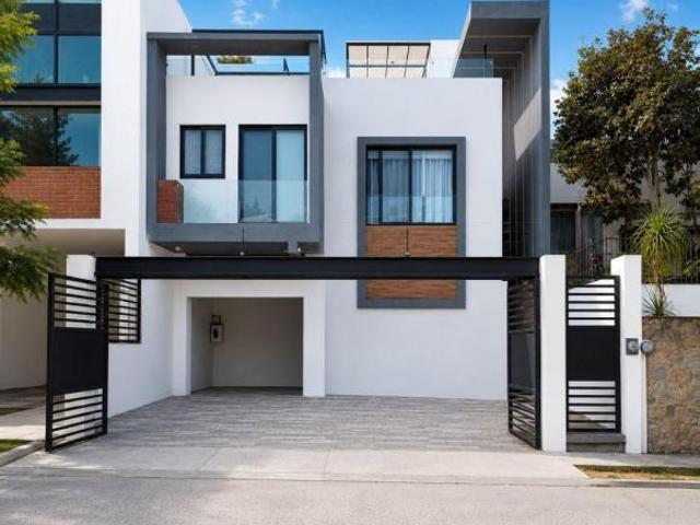 ESPECTACULAR RESIDENCIA EN VENTA, CIUDAD BUGAMBILIAS, 2a SECCIÓN, ZAPOPAN