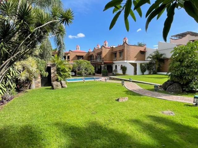 ESPECTACULAR RESIDENCIA EN VENTA CON ALBERCA Y GRAN JARDIN