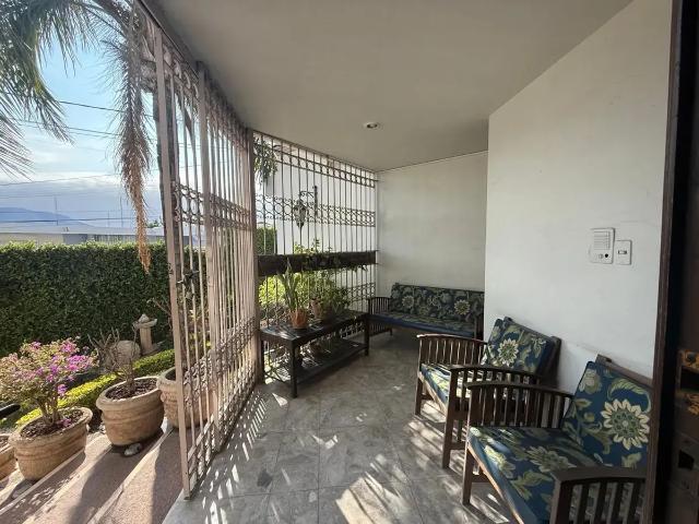 ESPECTACULAR RESIDENCIA en esquina con casa de huéspedes independiente! Col. Guadalupe