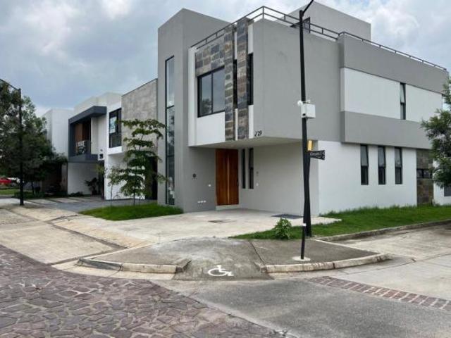 ESPECTACULAR RESIDENCIA NUEVA, PUNTO SUR, FRENTE A CASA CLUB