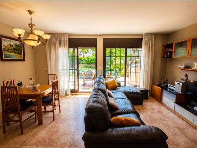 ESPECTACULAR VIVIENDA CON PISCINA Y PARKING EN RIUDOMS