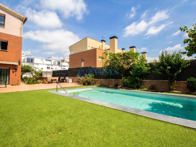 ESPECTACULAR VIVIENDA CON PISCINA Y PARKING EN RIUDOMS