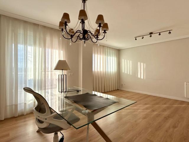 Espectacular vivienda de 3 habitaciones dobles, 2 baños, aire acondicionado y plaza de garaje