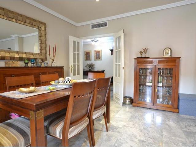 ESPECTACULAR VIVIENDA DE CINCO DORMITORIOS, CON GARAJE EN VISTALEGRE, JUNTO A AV. AEROPUERTO!