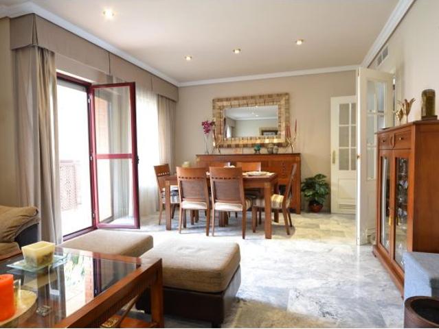 ESPECTACULAR VIVIENDA DE CINCO DORMITORIOS, CON GARAJE EN VISTALEGRE, JUNTO A AV. AEROPUERTO!