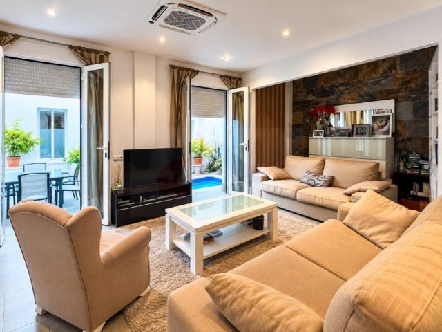 ESPECTACULAR VIVIENDA DE ALTA GAMA EN ESQUINA 175 m², 3 DORMITORIOS, TERRAZA Y GARAJE