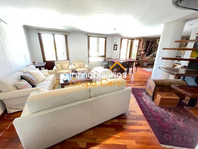 ESPECTACULAR VIVIENDA TIPO DUPLEX EN EL CENTRO CON PLAZA DE GARAJE