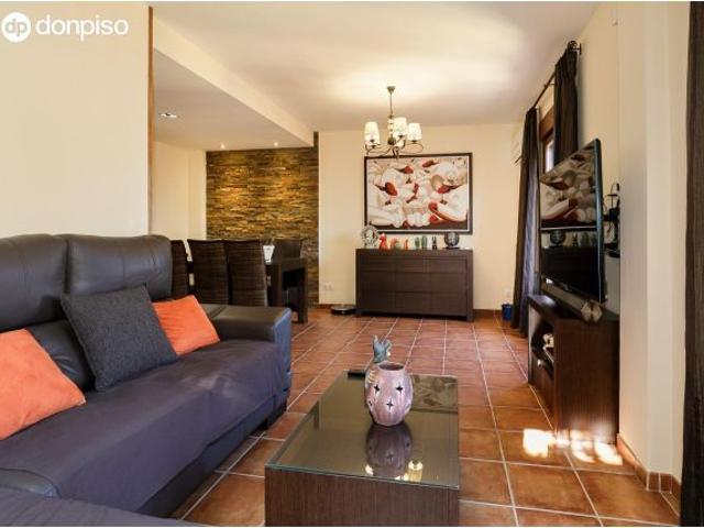 Espectacular vivienda pareada a la entrada a de Jun