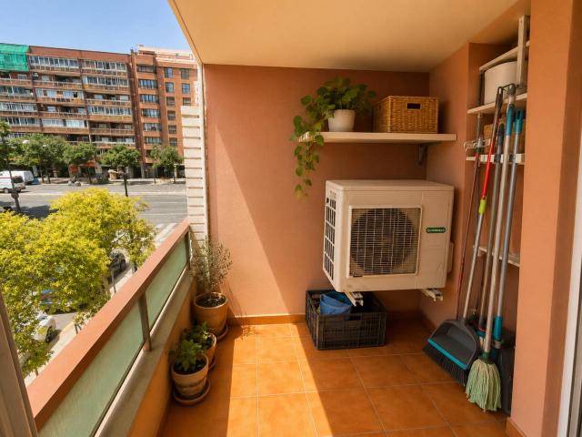Espectacular vivienda reformada con garaje en Campanar