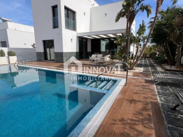 Espectacular Villa de Lujo en El Toyo con Vistas al Cabo de Gata