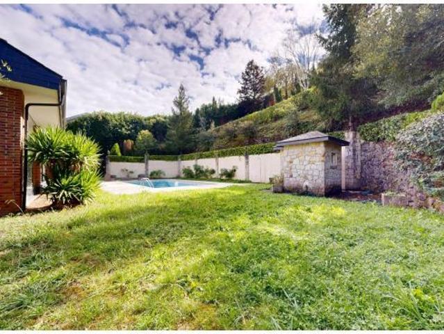 ESPECTACULAR VILLA EN LA BILBAINA CON PISCINA