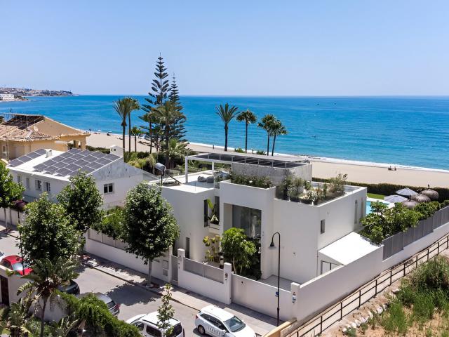 Espectacular villa frente al mar con vistas panorámicas al M. 353m² Mijas