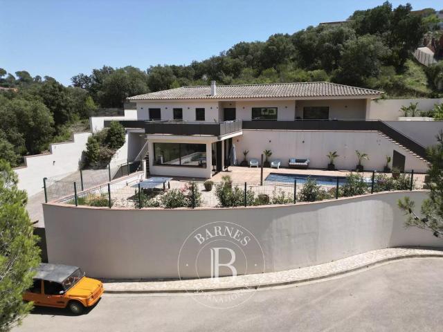 Espectacular villa reformada de estilo mediterráneo en venta. 380m² Begur