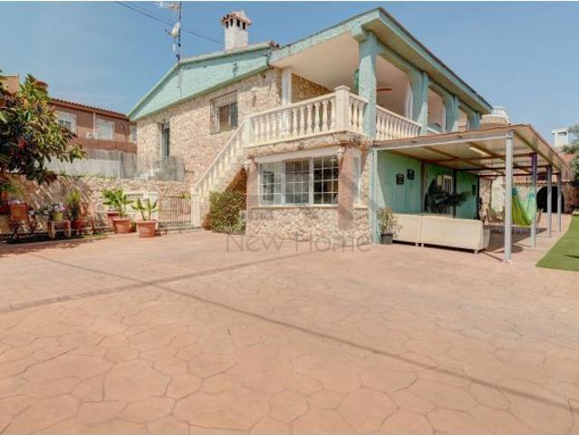 ? ¡Espectacular y listo! Chalet reformado con piscina, 12 placas solares y estudio independiente