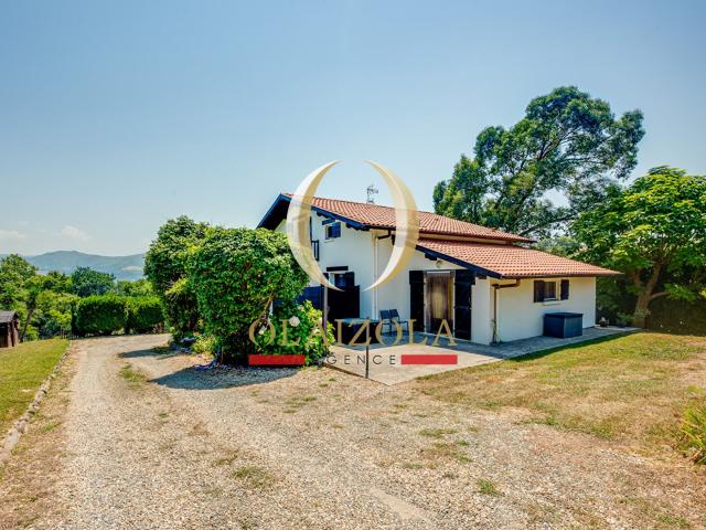 ESPELETTE Maison basque avec appartement T2 et terrain de. 118m² Espelette