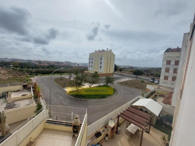Espetacular T3 com varandas e dois lugares de garagem Urbanização Serra das Brancas