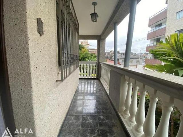 Espetacular Casa com 5 Dormitórios, Jardim Encantador e Pomar Privativo – Localização Privilegiada!
