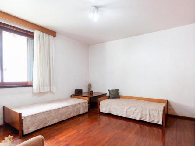 Versátil casa para venda em Pacaembu com 3 quartos, sendo 1 suíte, 590m²