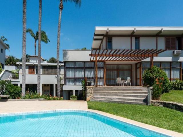 Agradável casa para venda em Pacaembu com 3 quartos, sendo 1 suíte, 590m²