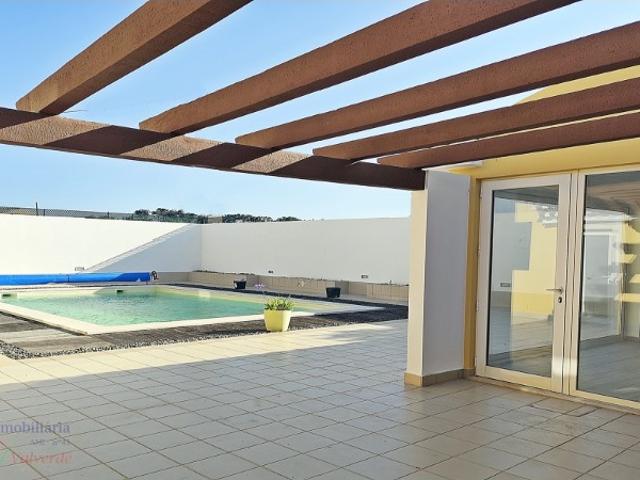 Espetacular moradia com vista de marT4 como nova, com piscina 10x6 metros, churrasqueira envidraçada e garagem