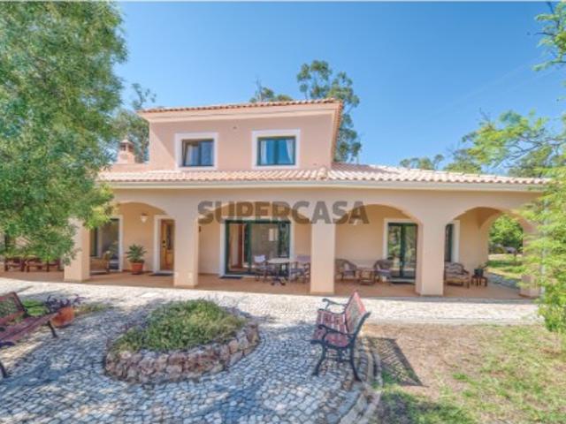 Espetacular moradia de 4 quartos, anexo e garagem, com vista sobre o campo, localizada a 2 minutos do centro da cidade de Silves