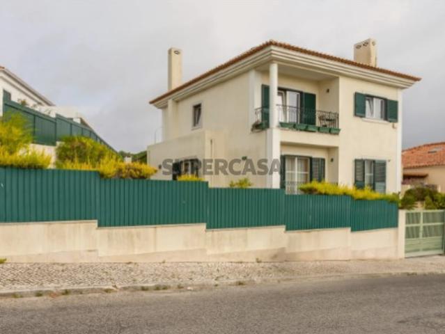 Moradia Independente T3+1 com Suite, Jardim e Garagem em Caxias