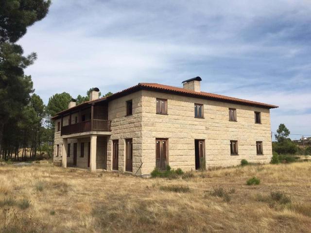 Espetacular moradia T9 de traça tradicional, com dois pisos, 275m² Jou