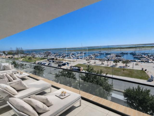 Espetacular penthouse de 2 quartos com frente a marina e vis. 164m² Olhão